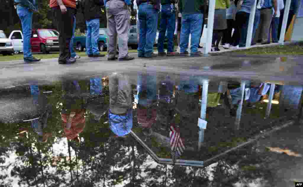 People line up to vote in Crawfordville, Florida.