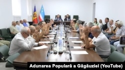 Deputații Adunării Populare din autonomia găgăuză votează adoptarea declarației legislativului de la Comrat, 10 iulie 2026