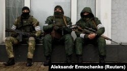 Silahlı maskalılar Luhansk şəhərinin mərkəzi hissəsini tutublar