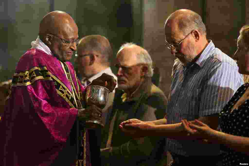 Desmond Tutu, južnoafrički veteran borbe protiv apartheida, umirovljeni anglikanski nadbiskup održao je misu povodom smrti Nelsona Mandele, 6. decembar 2013. Foto: REUTERS / Sumaya Hisham 