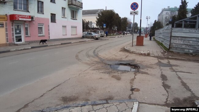 Ямы на дорогах в центре Керчи