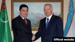 Президент Туркменистана Гурбангулы Бердымухаммедов (слева) и президент Узбекистана Ислам Каримов. 