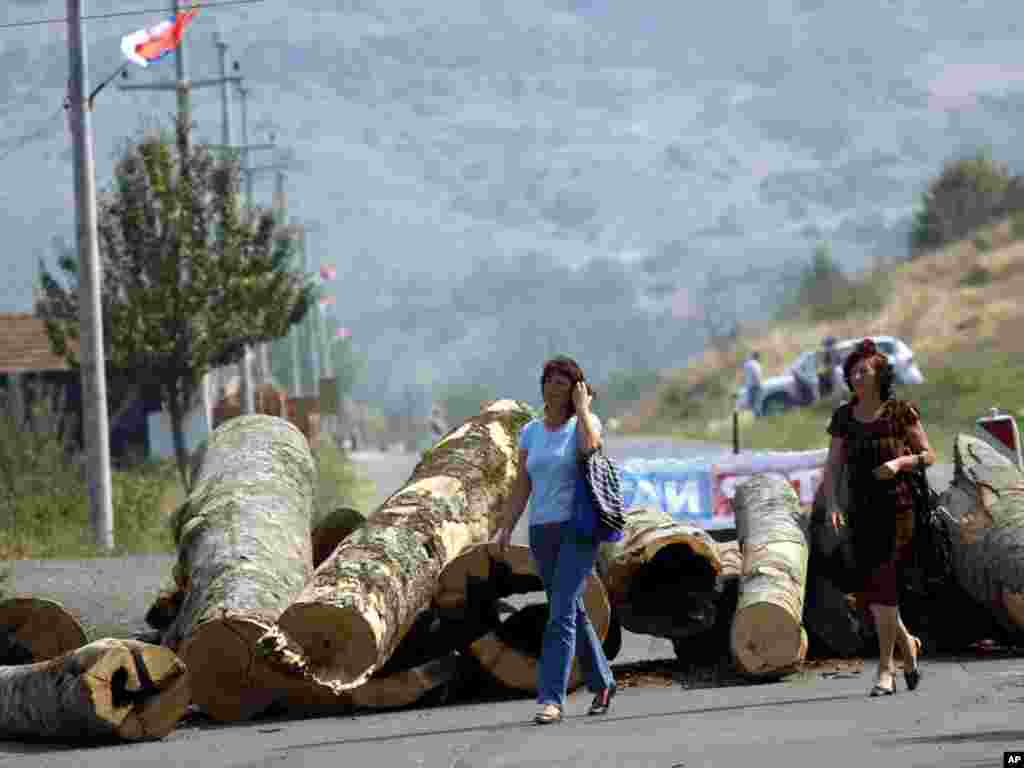 Barikade u selu Župče, 18.09.2011. Foto: AP 