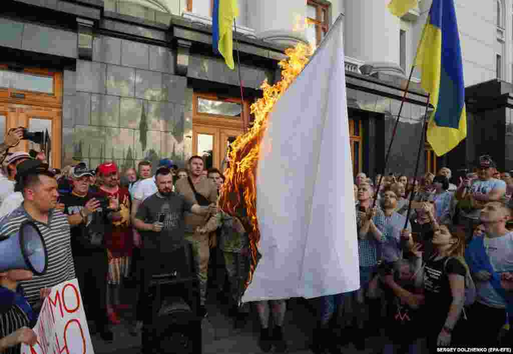 Під час акції біля Адміністрації президента України проти &laquo;капітуляції та реваншу проросійських сил в Україні&raquo;, на якій спалили білий &laquo;прапор капітуляції&raquo;. Київ, 10 червня 2019 року. НА ЦЮ Ж ТЕМУ