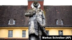 Monumentul lui Lenin în faţa „Casei ofiţerilor” în Berlinul de est