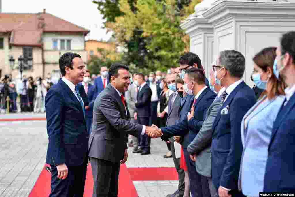 МАКЕДОНИЈА - Косовскиот премиер Албин Курти не одговори конкретно дали ќе бидат испорачани Африм Исмаиловиќ и Алил Демири осудени во случајот Монструм. Само кратко рече дека министерствата за правда на двете земји се во постојан контакт и дека во интерес на сите е да се дознае целосната вистина за тешките предмети и да се дојде до правдата.