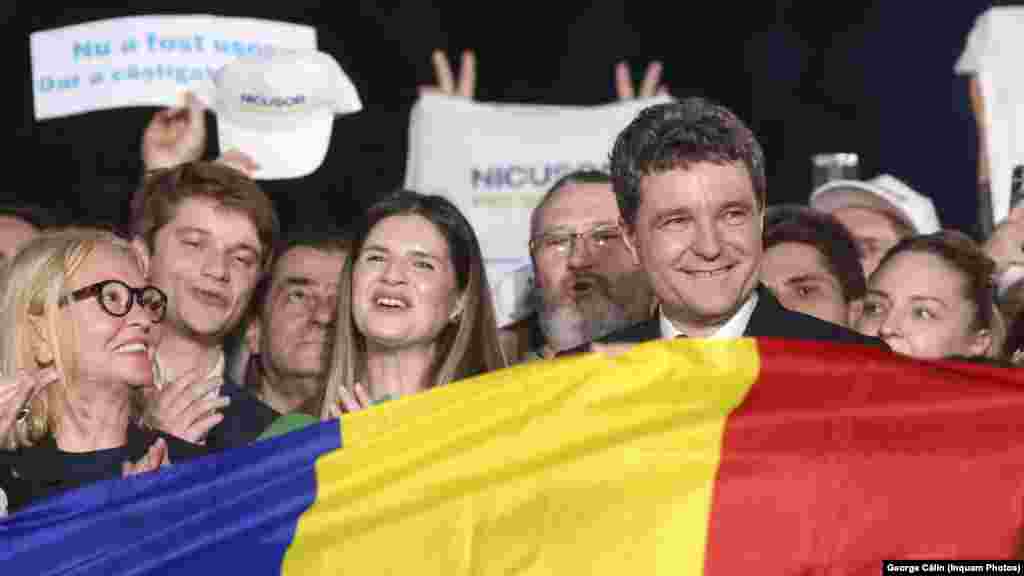 A hivatalos eredmények szerint Nicușor Dan, az EU-párti jelölt a leadott szavazatok 54%-át szerezte meg vasárnap, május 18-án
