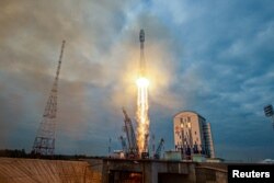 O rachetă de amplificare Soyuz-2.1b cu o treaptă superioară Fregat și nava spațială de aterizare lunară Luna-25 decolează de pe o rampă de lansare de la Cosmodromul Vostochny din regiunea Amur din estul îndepărtat, Rusia, 11 august 2023. Roscosmos/Vostochny Space Center/Handout