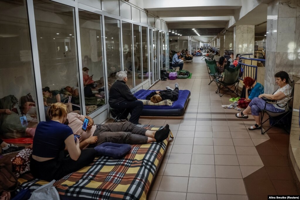 Persona të strehuar në ambientet e një stacioni metroje në Kiev, më 8 korrik.