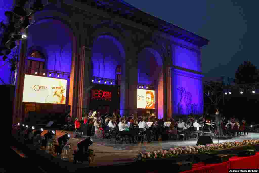 Orchestra Operei Naționale, condusă de dirijorul Ethan Schmeisser, cântă în timpul galei extraordinare de deschidere a festivalului &bdquo;Promenada Operei&rdquo;.