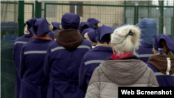 Жінки шикуються на обід в колонії на сході України