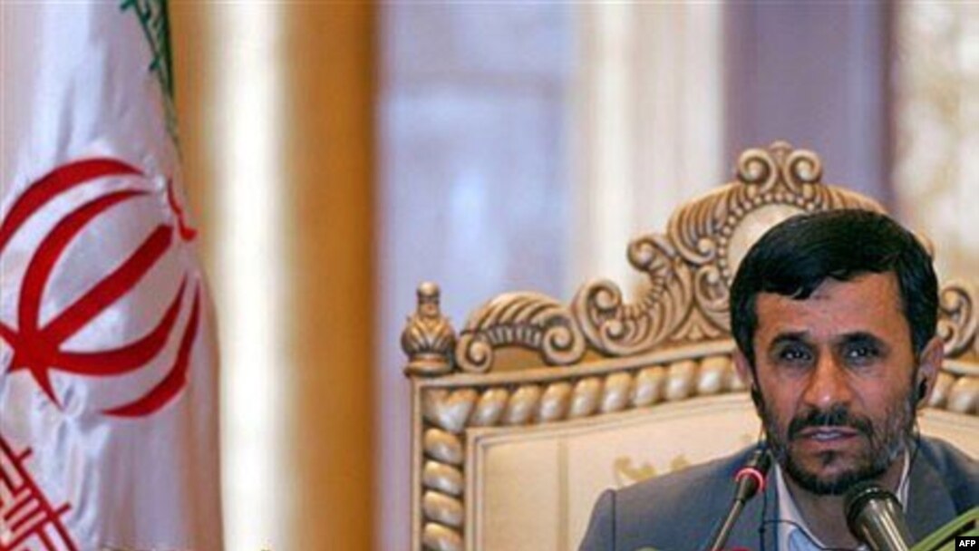 محمود احمدی نژاد در جریان کنفرانس خبری