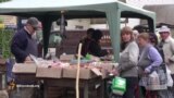 Луганчани купують дешеві продукти у Станиці Луганській
