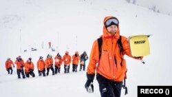 Планински спасители в Швеция се обучават в използването на системата за търсене и спасяване на хора под снега RECCO