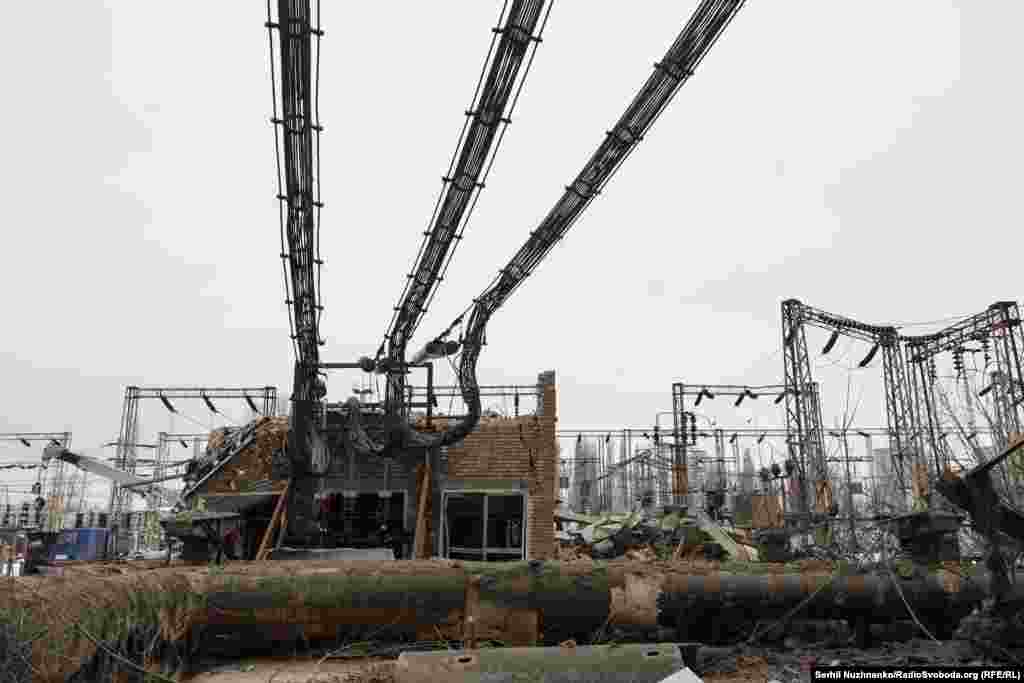 Російські військові регулярно з різних видів озброєння – ударними БпЛА, ракетами, КАБами, РСЗВ – атакують українські міста і цивільну інфраструктуру в усіх регіонах України.Українська влада і міжнародні організації кваліфікують ці удари як воєнні злочини Російської Федерації і наголошують, що вони мають цілеспрямований характер.Обстріли систем життєзабезпечення населення і закладів охорони здоров’я з метою позбавити людей електроенергії, тепла, водопостачання, зв’язку, медичної допомоги й інших необхідних умов для життя є ознакою геноцидних дій.Керівництво Росії заперечує, що російська армія під час повномасштабної війни завдає цілеспрямованих ударів по цивільній інфраструктурі міст і сіл України, убиваючи цивільне населення</