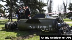 В ОГП нагадали про відкриття кримінального провадження за статтею «порушення законів і звичаїв війни». На фото: фрагмент ракети «Точка-У» з написом російською «За детей» після удару російськими військами по залізничному вокзалі в Краматорську, 8 квітня 2022 року