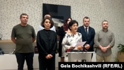 წინა დღეს შვიდი წამყვანი არასამთავრობო ორგანიზაციის საბანკო ანგარიშებს დაადეს ყადაღა - რასაც ისინი პოლიტიკურ დევნასა და განსხვავებული აზრის ჩახშობას უკავშირებენ.