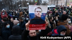 Протестная акция, участники которой требуют освобождения Навального