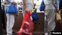 Gvatemalski migranti u zračnoj bazi La Aurora nakon dolaska deportacijskim letom iz SAD-a, u Guatemala City, 2. 9. 2025. (Ilustracija)