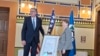 Kryetari i Sarajevës, Samir Avdiq, ia dorëzon senatores amerikane Jeanne Shaheen çmimin "Qytetare Nderi e Qytetit të Sarajevës", 7 tetor 2026.
