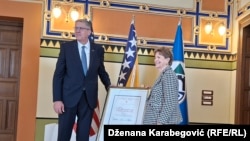 Kryetari i Sarajevës, Samir Avdiq, ia dorëzon senatores amerikane Jeanne Shaheen çmimin "Qytetare Nderi e Qytetit të Sarajevës", 7 tetor 2026.
