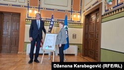 Gradonačelnik Samir Avdić uručuje američkoj senatorki Jeanne Shaheen priznanje "Počasni građanin Grada Sarajeva" , 7. oktobar 2026