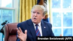 Президент США Дональд Трамп став об’єктом критики з боку його політичних опонентів через відкладення другого пакета санкцій через справу Скрипалів