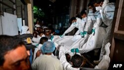 Personalul medical transportă trupurile marinarilor iranieni care au murit într-un atac american cu torpile asupra fregatei lor, IRIS Dena, în largul coastei de sud a Sri Lankăi, la morga spitalului Karapitiya din Galle, pe 4 martie 2026.