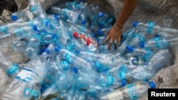 Od početka pandemije COVID-19 čak su i boce za piće od reciklirane plastike - najčešće korišteni reciklirani proizvod - postale manje isplative.