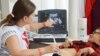 Radiografia unui fenomen: copiii care fac copii. Cum a ajuns România campioana Europei la mame minore