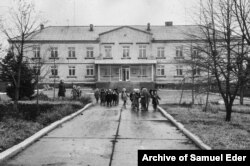 A school in the Ukrainian town of Opytne, likely during the Soviet period