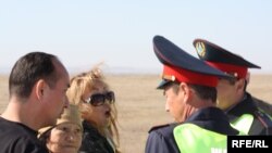 Дорожные полицейские осуществляют проверку. Правозащитник Роза Акылбекова – третья слева, мать погибшего пешехода Райхан Молдабаева – слева вторая. Алматинская область, 20 октября 2009 года. 