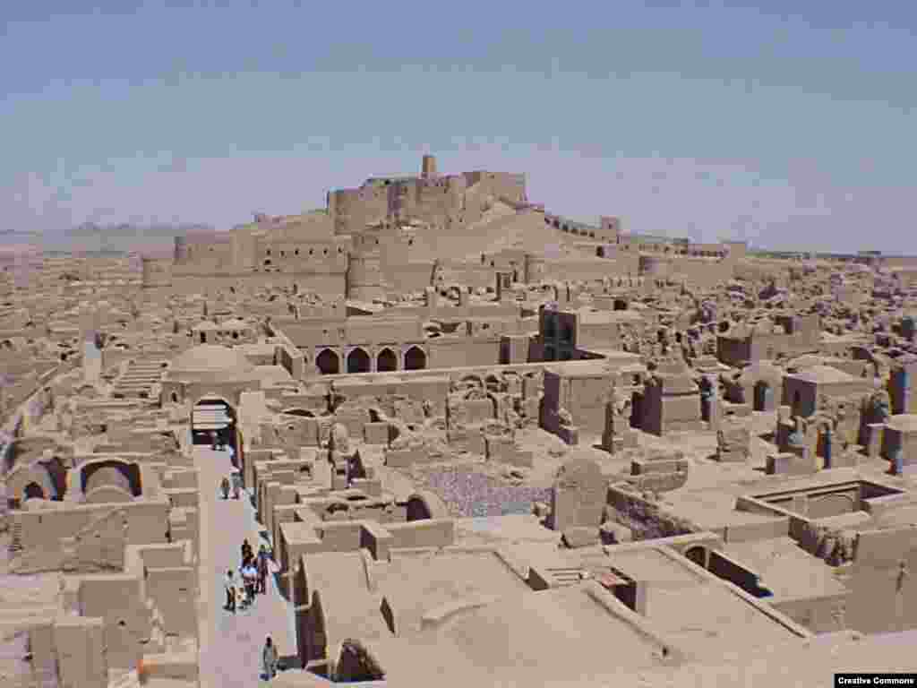 An undated photograph of the historical center of Bam before the earthquake (Creative Commons) - The ancient citadel at Bam is about 2,500 years old. Most of its buildings date from the Safavid dynasty. The fortress and city were largely abandoned after an Afghan invasion in 1722. Afterward, it was gradually resettled.