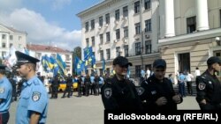 Міліціонери у Запоріжжі відгородили кордоном мітингувальників за і проти російської мови