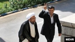 محمود احمدی‌نژاد در سال‌های اخیر روابط پرتنشی را با برادران لاریجانی، روسای قوه قضاییه و قوه مقننه ایران، داشته است.