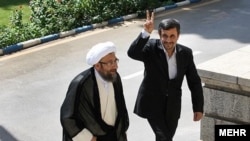 محمود احمدی‌نژاد (راست) و صادق آملی لاریجانی، رئیس قوه قضاییه ایران.