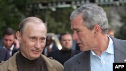 2008. - még barátkoztak, de már megjelent a feszültség. A Szocsiba látogató George W. Bush (jobbra) megpróbálta lebeszélni Vlagyimir Putyint az amerikai rakétavédelmi rendszer európai telepítését ellenző álláspontjáról.