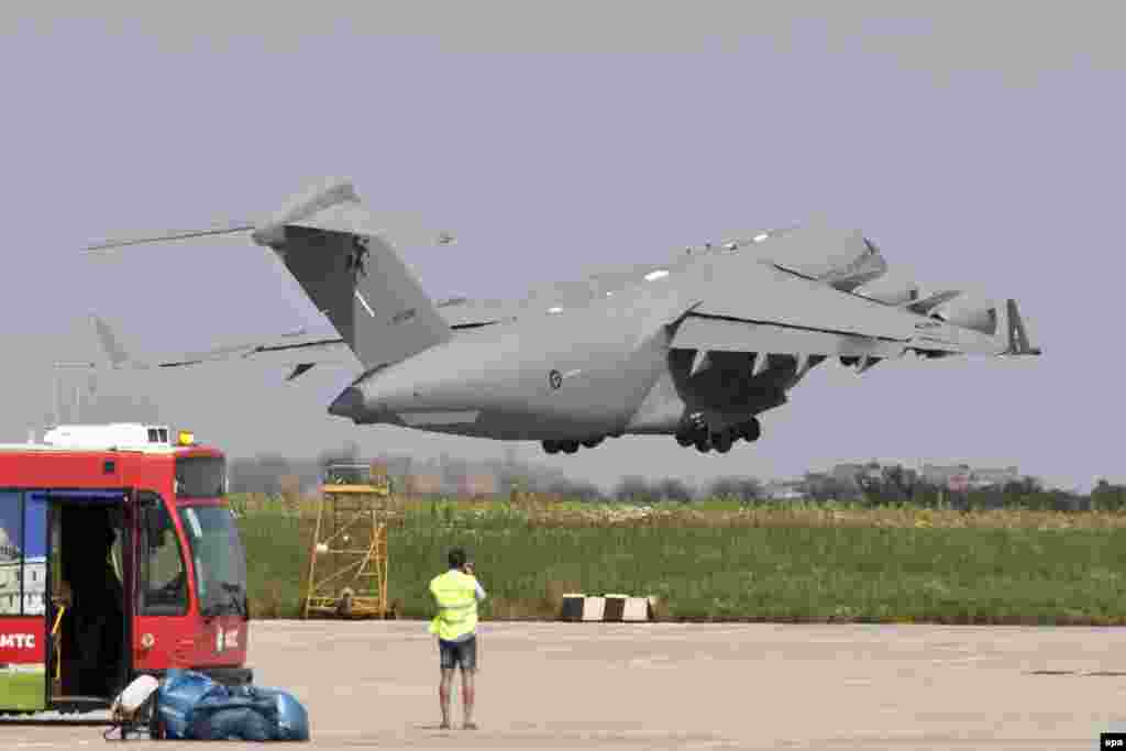 Самолет ВВС Австралии вылетает из аэропорта Харькова с телами погибших пассажиров. 24 июля 2014 года.&nbsp;