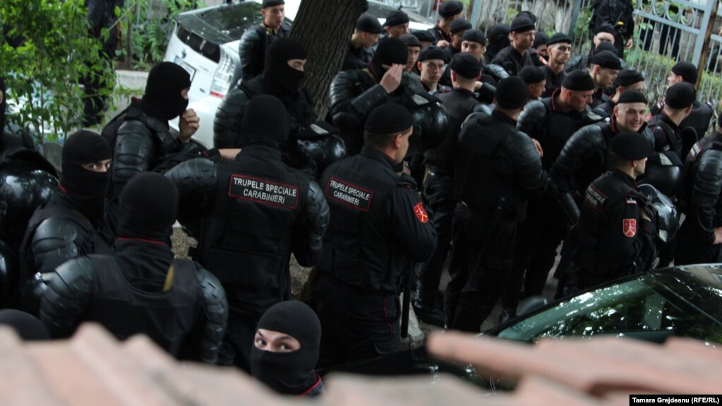 Poliția la unul din protestele opoziției în Chișinău