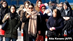 Көлік күтіп тұрған адамдар. Тегеран. 7 ақпан, 2018 жыл. (Көрнекі сурет).