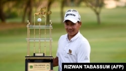 Thailand's Tirawat Kaewsiribandit poses with the winning trophy in Karachi on October 14.