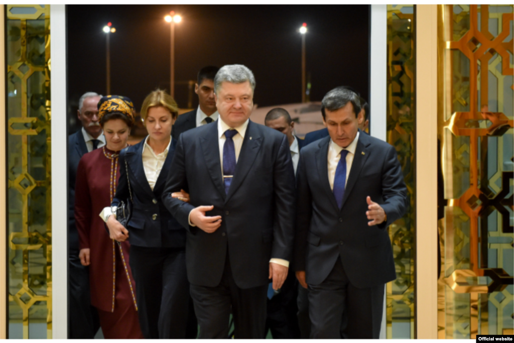 Ukrainanyň prezidenti Petro Poroşenko we onuň aýaly Marinanyň Aşgabada eden saparyndan käbir pursatlar.&nbsp;