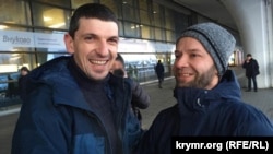 Azatlıqqa çıqqan Rustem Vaitov (soldan) ve Nuri Primov (sağdan), Moskva, Rusiye, 2020 senesi yanvarniñ 23-ü