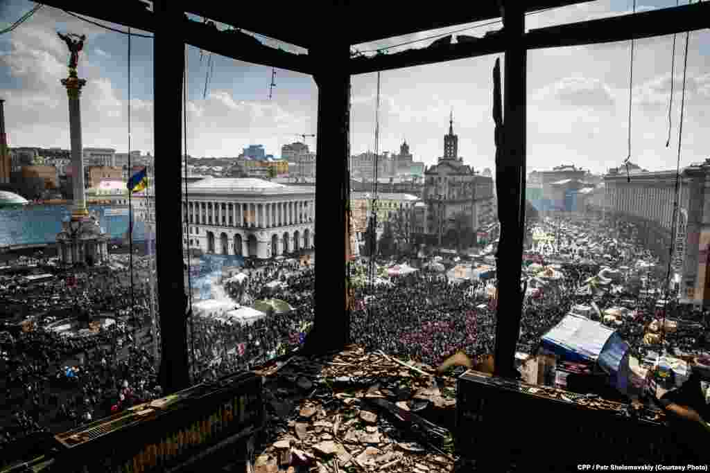 Second Prize, Spot News:&nbsp;A burned-out building&#39;s&nbsp;broken windows open&nbsp;onto Kyiv&#39;s Independence Square.&nbsp;(Petr Shelomovskiy) 