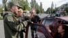 Вооруженные сепаратисты говорят с местными жителями в пригороде Донецка. 19 августа 2014 года