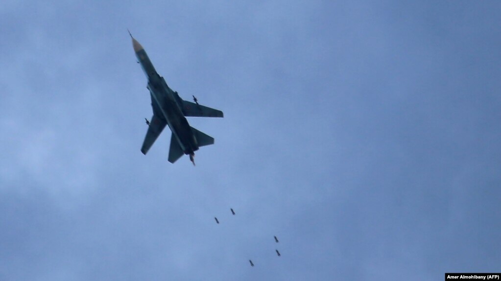 Сирийский МиГ-23 бомбит селение Арбин в Восточной Гуте, восточном пригороде Дамаска, осаждённом войсками Асада, 7 февраля 2018