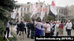 Представники «Батьківщини» перед початком мітингу біля суду в Харкові, 19 квітня 2012 року. (фото О. Овчинникова)