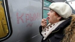 Женщина целует российский поезд в Симферополе