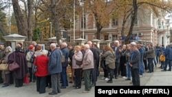 Mai multe persoane stau la rând la sediul Ambasadei României din Chișinău pentru a vota la prezidențialele românești din noiembrie 2019.