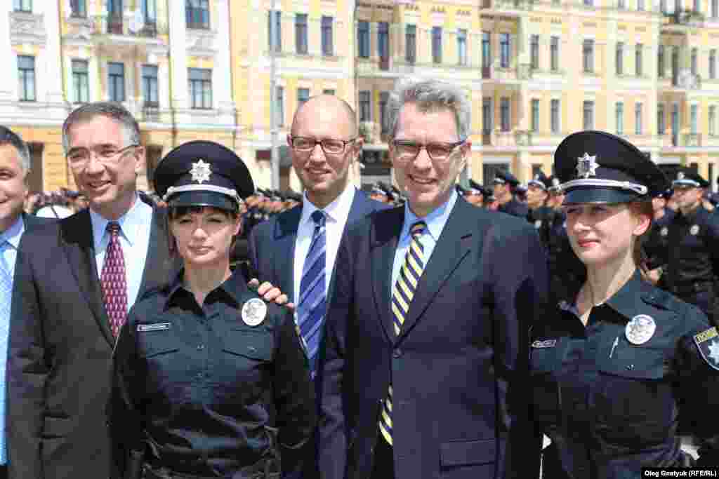 Поздравить новообразованную полицию пришел также чрезвычайный и полномочный посол США в Украине Джеффри Пайетт